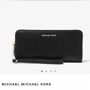 Micheal Kors Leather Continental Wristlet